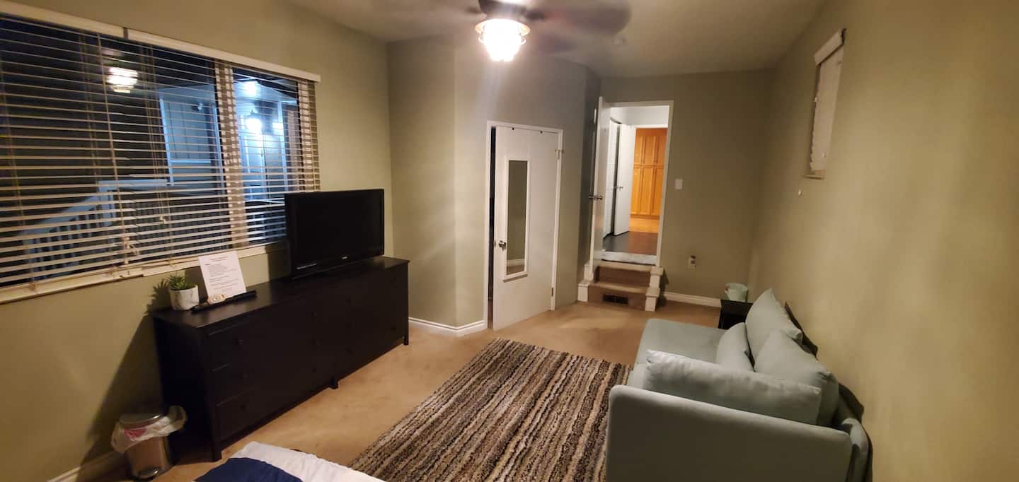 Kennydale Room 5 (Spacious Guest Room w/ TV) — photo 1
